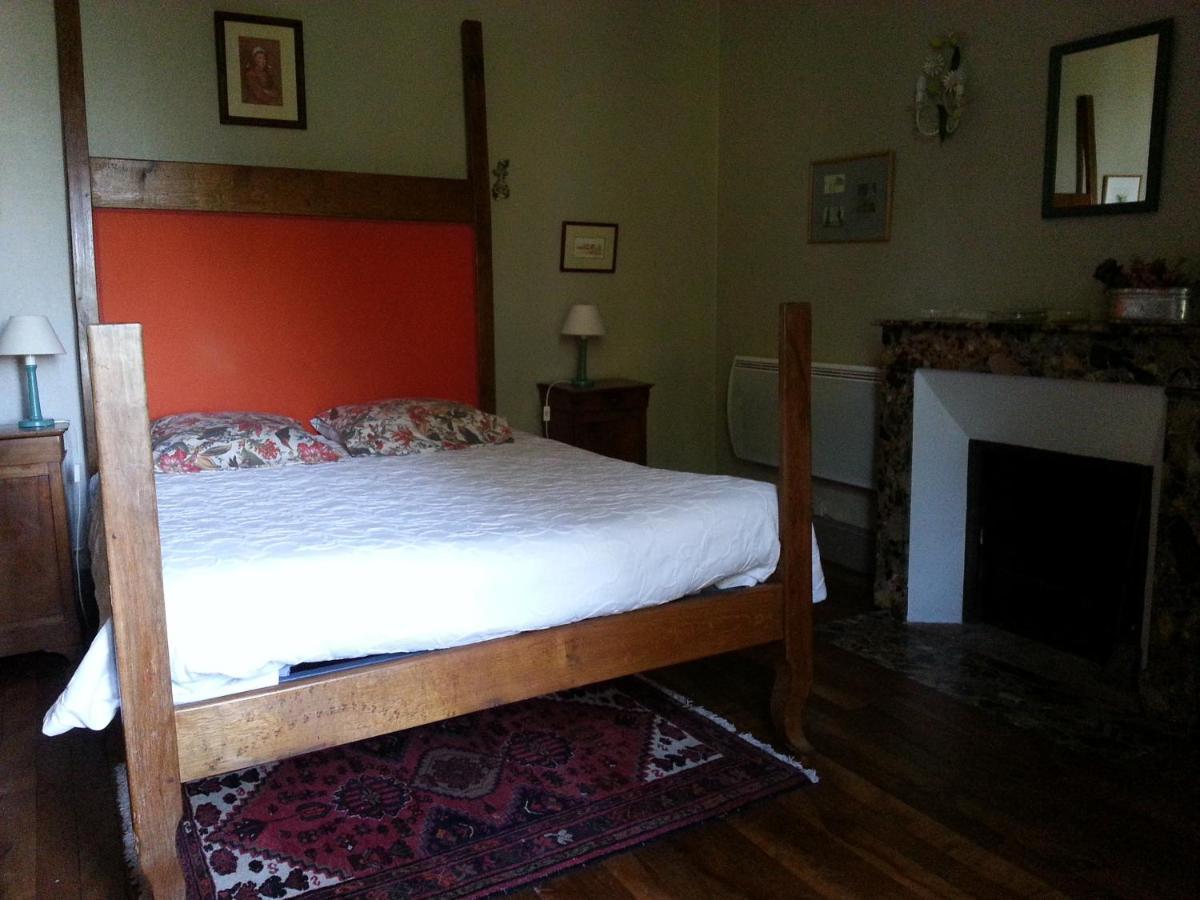 Le Logis Bed & Breakfast Les Pineaux Exterior photo